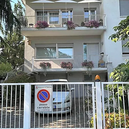לינה וארוחת בוקר Due Giardini 4*